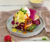Eggs Benedict mit Blitz-Hollandaise und Roggenbrot