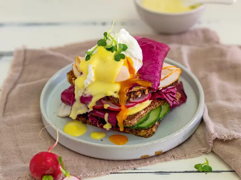 Eggs Benedict mit Blitz-Hollandaise und Roggenbrot