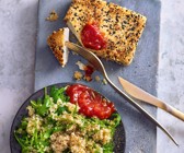 Feta mit Couscous und Harissa-Tomaten-Marmelade