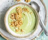 Avocadopudding mit Haferflocken und Walnüssen