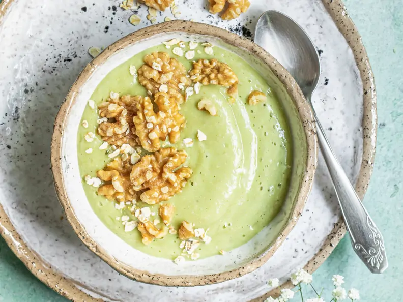 Avocadopudding mit Haferflocken und Walnüssen