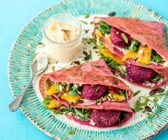 Rote-Bete-Pfannkuchen mit Hummus