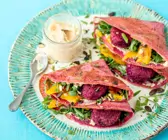 Rote-Bete-Pfannkuchen mit Hummus