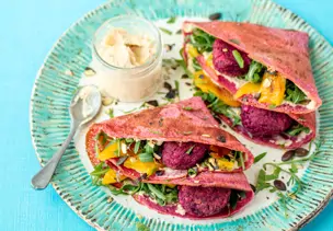 Rote-Bete-Pfannkuchen mit Hummus