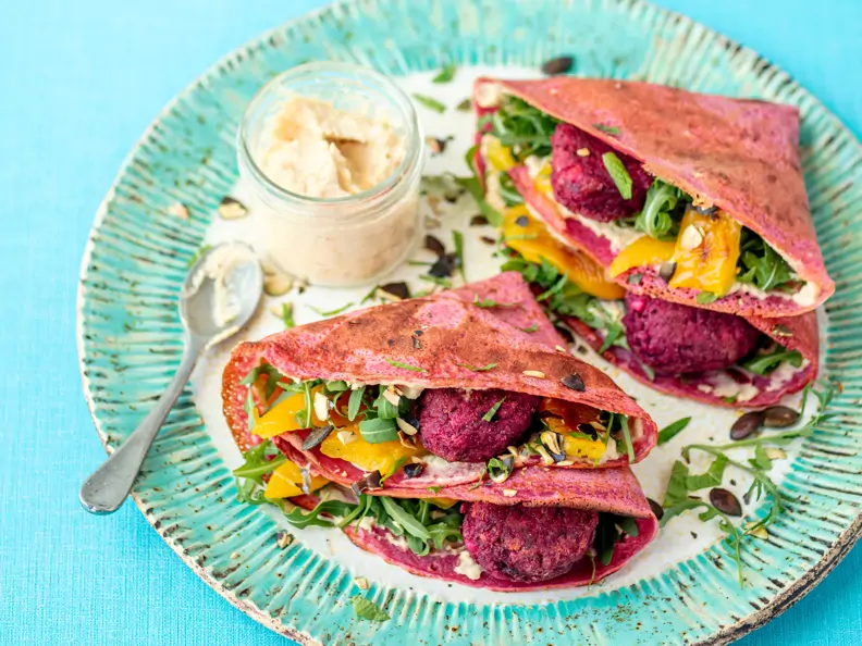 Rote-Bete-Pfannkuchen mit Hummus