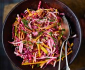 Bunter Rübensalat mit Pekannüssen