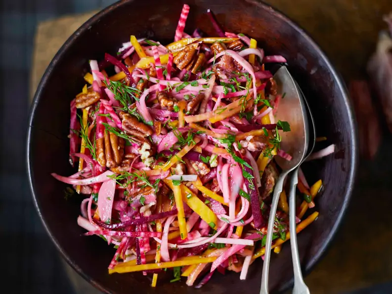 Bunter Rübensalat mit Pekannüssen