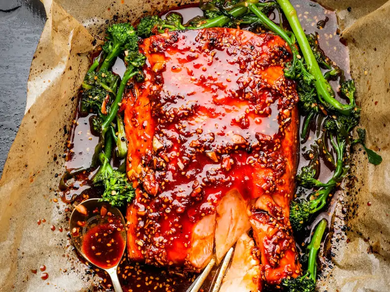 Ofengebackener Lachs mit Brokkolini