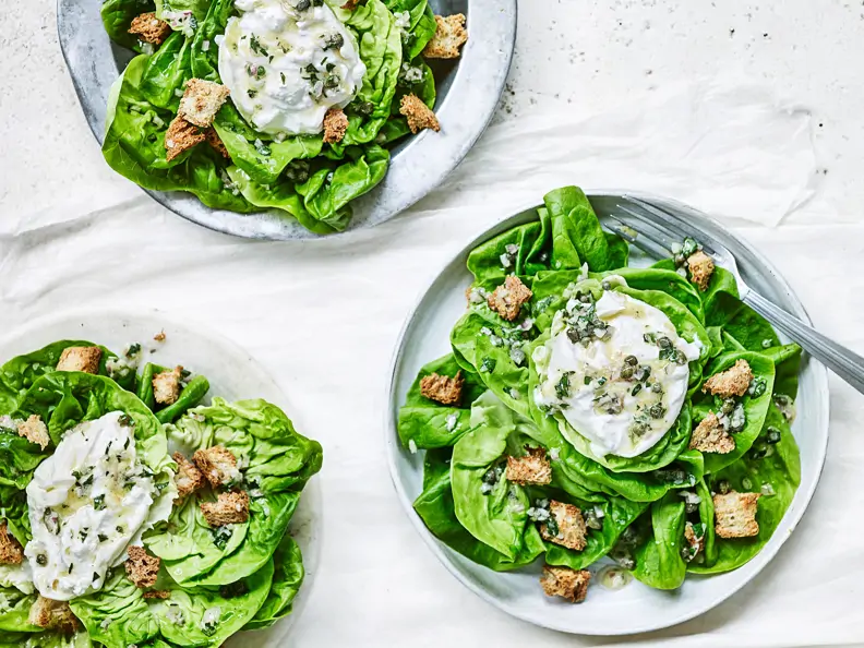 Kopfsalat mit Burrata-Kapern-Dressing