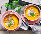 Scharfe Möhrencremesuppe mit Rauchmandeln