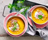 Scharfe Möhrencremesuppe mit Rauchmandeln