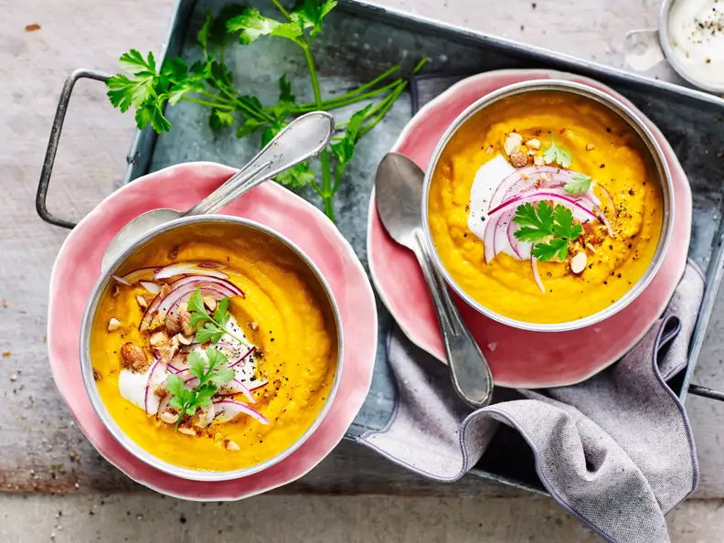 Scharfe Möhrencremesuppe mit Rauchmandeln
