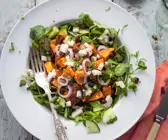 Brunnenkressesalat mit Feta und Süßkartoffelwürfeln aus dem Ofen