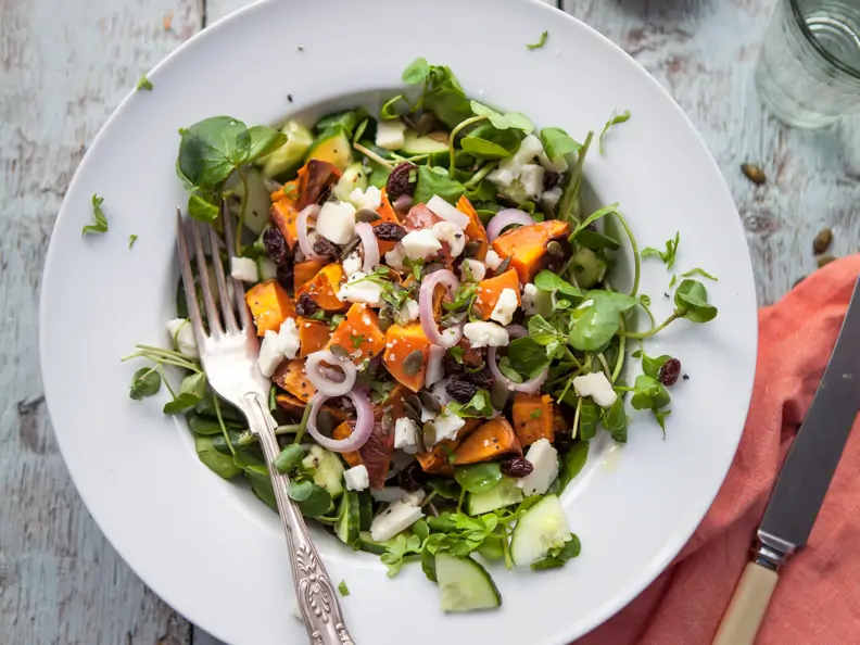 Brunnenkressesalat mit Feta und Süßkartoffelwürfeln aus dem Ofen