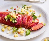 Rote-Bete-marinierter Lachs mit Spargel-Ananas-Salsa