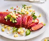 Rote-Bete-marinierter Lachs mit Spargel-Ananas-Salsa