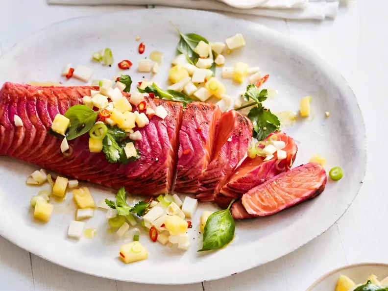 Rote-Bete-marinierter Lachs mit Spargel-Ananas-Salsa