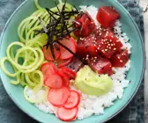 Sushi-Bowl mit Thunfisch und Radieschen