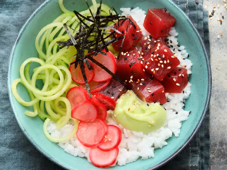 Sushi-Bowl mit Thunfisch und Radieschen