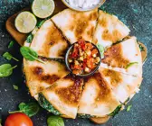 Spinat-Quesadilla mit pikanter Salsa