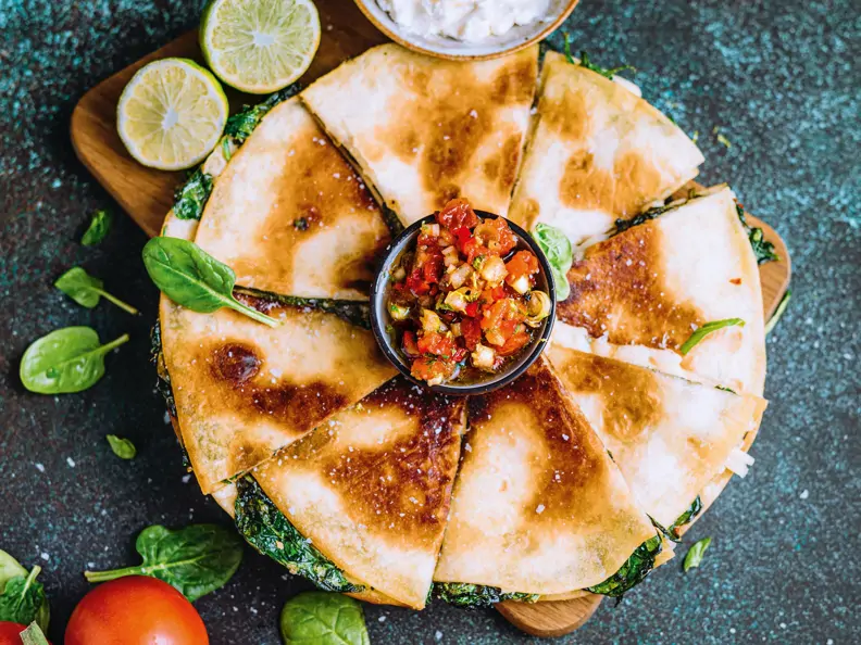 Spinat-Quesadilla mit pikanter Salsa