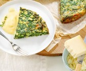 Le Gruyère AOP Spinatkuchen mit Kurkumasauce
