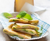 Mais-Tortillas mit Schinken, Avocado und Le Gruyère AOP