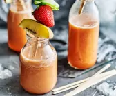 Erdbeer-Kiwi-Smoothie mit Gurke in Fläschchen