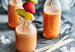 Erdbeer-Kiwi-Smoothie mit Gurke in Fläschchen