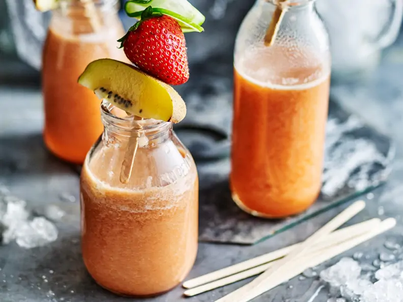 Erdbeer-Kiwi-Smoothie mit Gurke in Fläschchen
