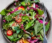 Wildkräutersalat mit Tomaten und Radicchio