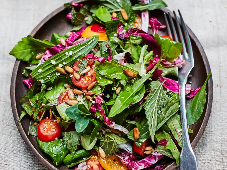 Wildkräutersalat mit Tomaten und Radicchio