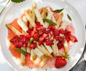 Weißer Spargel mit Erdbeer-Vinaigrette