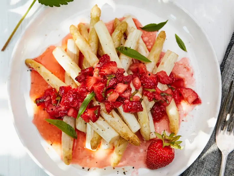 Weißer Spargel mit Erdbeer-Vinaigrette