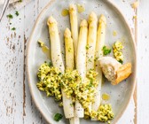 Spargel mit Kräuterrührei