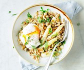 Zartweizen-Linsen-Risotto mit Spargel und Ei