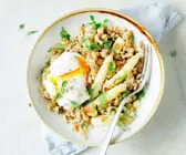Zartweizen-Linsen-Risotto mit Spargel und Ei