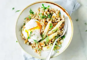 Zartweizen-Linsen-Risotto mit Spargel und Ei