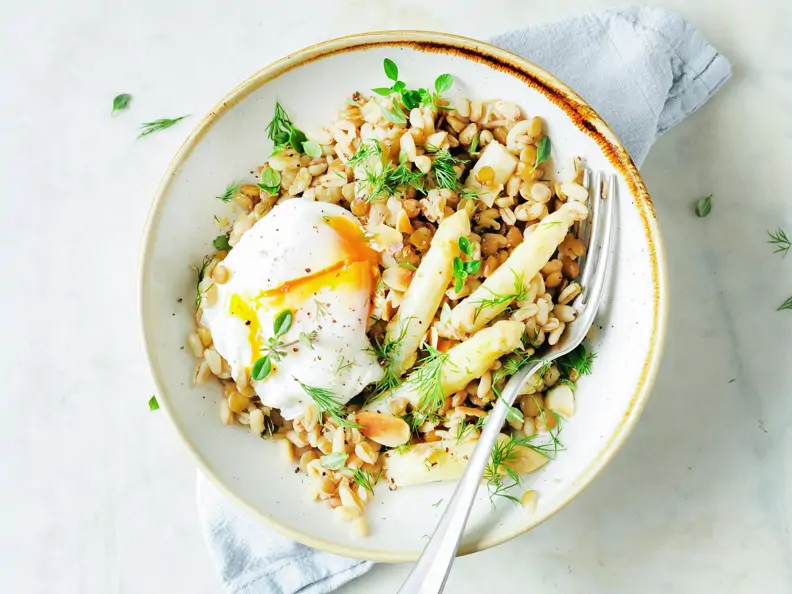 Zartweizen-Linsen-Risotto mit Spargel und Ei