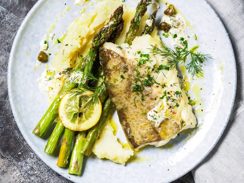 Fisch mit grünem Spargel und Kartoffelpüree