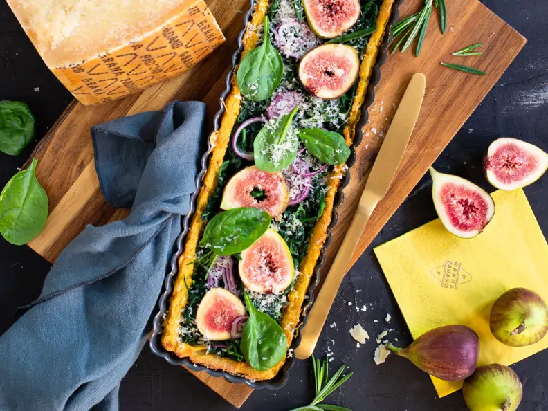 Polenta-Tarte mit roten Zwiebeln, Spinat, Feigen und Grana Padano