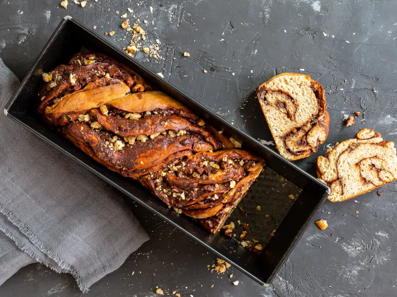 Babka mit Schokolade und Walnüssen