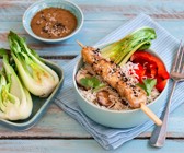 Asia-Bowl mit Basmati-Reis, Hähnchenspießen, Pak Choi, Shiitakepilzen, Paprika und Sesamsauce