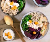 Reis-Bowl mit gebackener Roter Bete, Mangold und Kräuterseitlingen