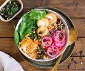 Möhren-Reis-Bowl mit Ziegencamembert und Dill-Walnuss-Dressing