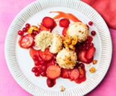 Kokos-Milchreis-Bällchen mit Beerensauce