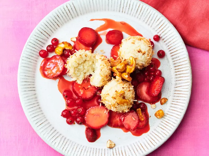 Kokos-Milchreis-Bällchen mit Beerensauce