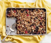Haferkuchen vom Blech mit Pekannüssen und Beeren