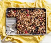 Haferkuchen vom Blech mit Pekannüssen und Beeren