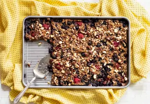 Haferkuchen vom Blech mit Pekannüssen und Beeren